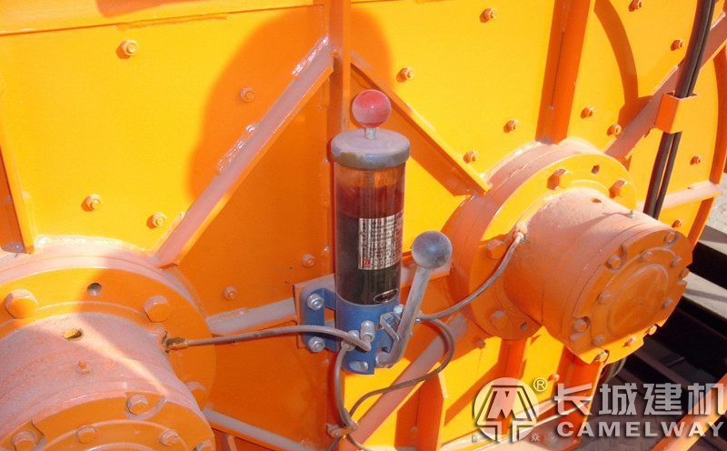 混凝土搅拌机轴端加油现场图 混凝土搅拌机轴端加油现场图